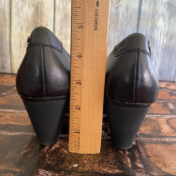 Liz Claiborne Black Leather Heels - Picture 3 of 11